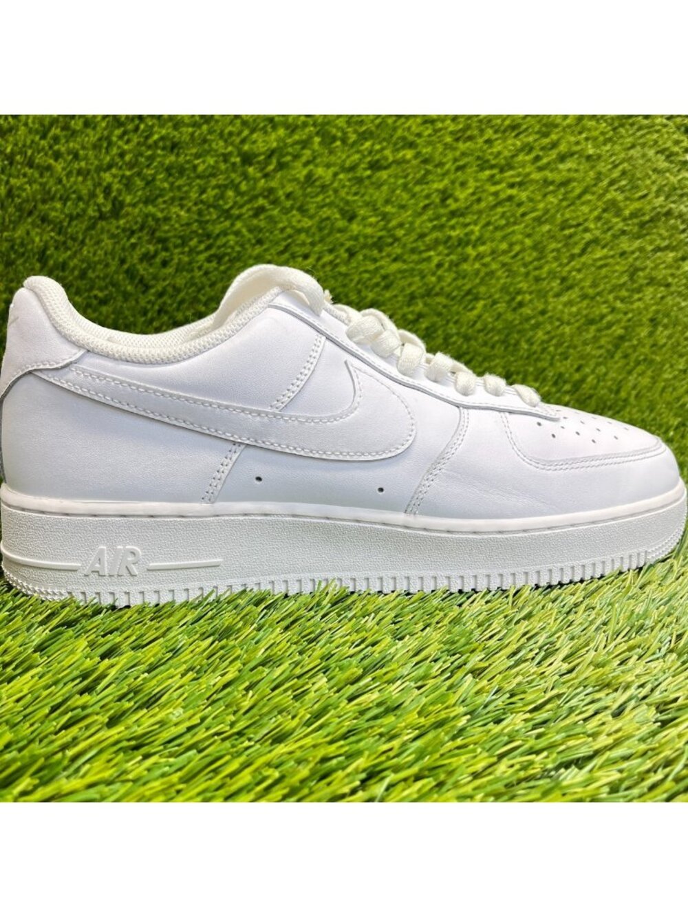 Nike Air Force 1 '07 Low Mens Size 11 White Athletic Lifestyle Shoes Sneakers